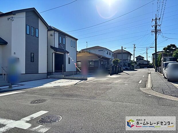 【前面道路含む現地写真】前面道路は約6~8m以上!。ゆとりがあり、駐車時も落ち着いて行える立地環境になっています♪