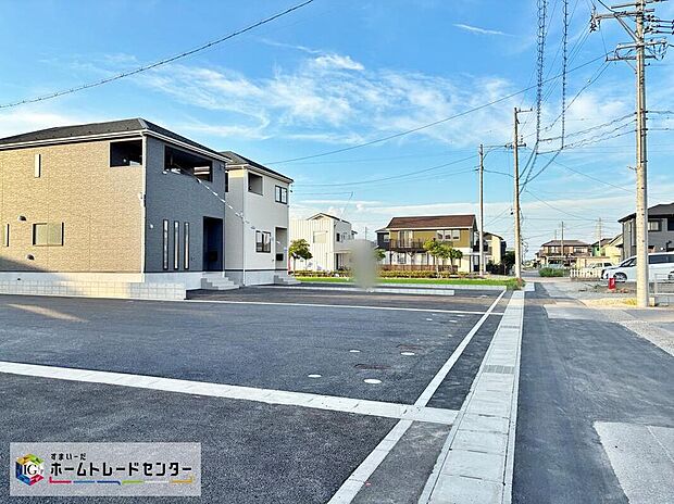【前面道路含む現地写真】【2号棟】交通量が少ない住宅街なので雨の日でも車の走行音も気になりません。住人以外の車の進入も少なく、小さなお子様を持つご家庭にも安心です◎