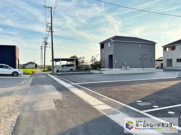 【前面道路含む現地写真】【2号棟】前面道路は車通りの少ない道路。お車の出し入れが苦手な方や小さなお子様にも安心です。