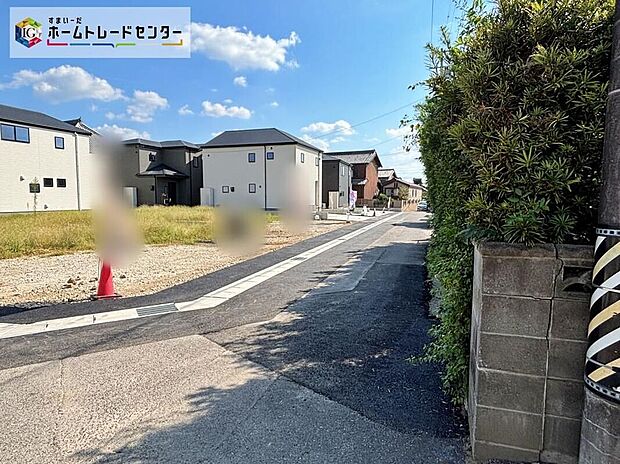 【前面道路含む現地写真】前面道路は交通量の少ない道路です。駐車時もゆっくりと落ち着いて行える立地環境になっています♪　　