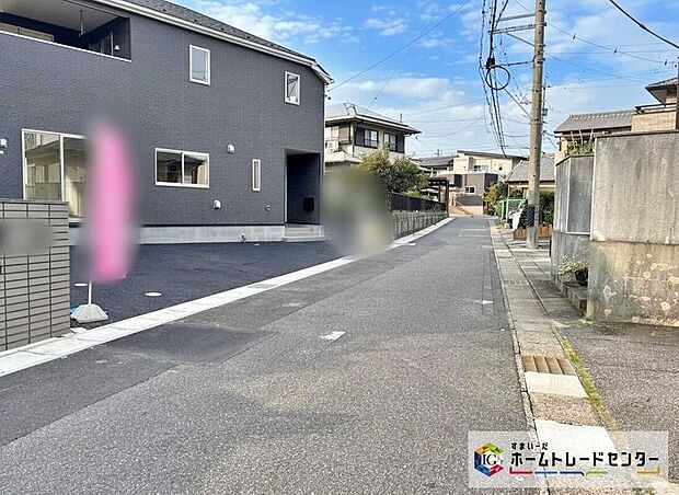 【前面道路含む現地写真】前面道路は車通りの少ない道路。お車の出し入れが苦手な方や小さなお子様にも安心ですね。しっかり舗装もされているので、ベビーカーや自転車で通っても快適に通行できます。