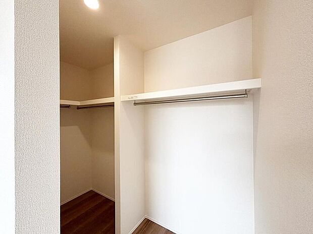 【収納】【4号棟】大きな荷物も収納可能なウォークインクローゼット付き!季節ごとの入れ替え不要な嬉しい設備になっています♪