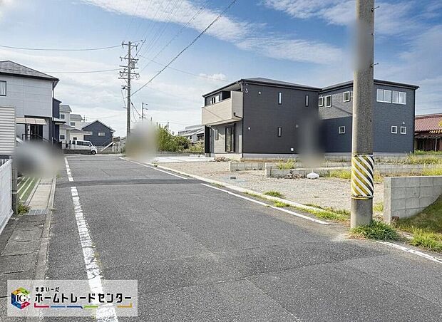 【前面道路含む現地写真】前面道路は交通量の少ない道路です。ゆとりがあり、駐車時もゆっくりと落ち着いて行える立地環境になっています♪
