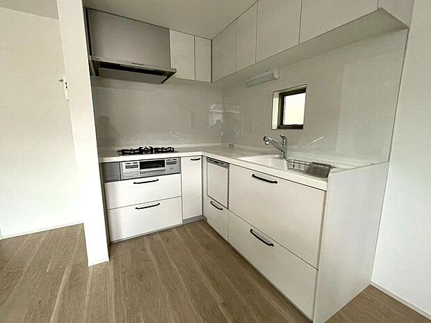 【キッチン】（2025年12月）撮影家事負担を軽減する食洗機と浄水器を完備した、清潔感ある白いL字型キッチン。快適な毎日を叶える設備が揃っています。