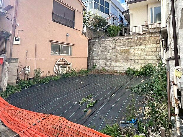 【現地】（2025年12月）撮影間口にゆとりのある開放的な区画。採光をたっぷり取り込む、明るく伸びやかな住まいを実現。