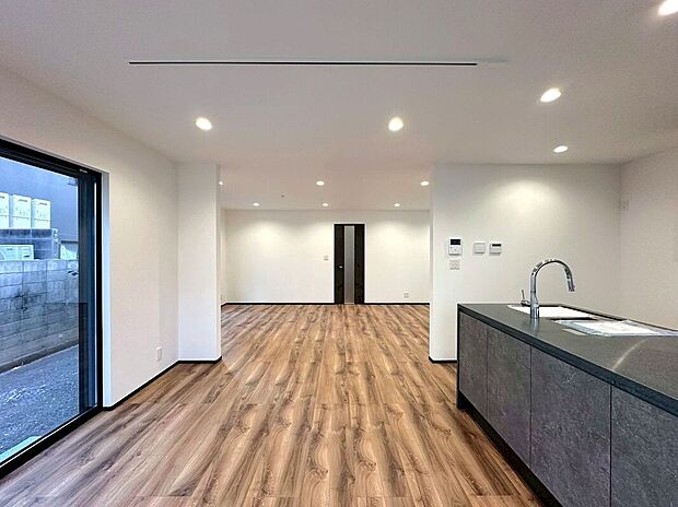 【リビング】家族が自然と集う広々リビング。大きな窓から光が降り注ぎ、あたたかな時間を育む、心豊かな空間です。