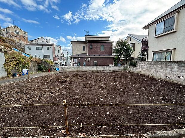 【現地】（2026年4月）撮影北西側が通路で角地風立地がもたらす優れた採光と通風。ゆったりとした開放感に包まれ、上質な日常を叶える住環境です。