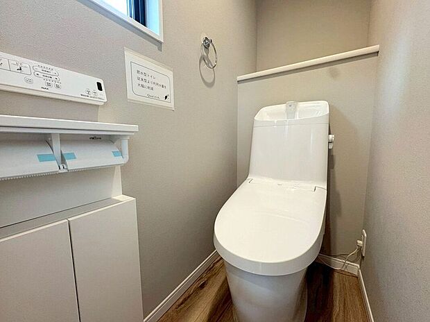 【トイレ】【内観】（2025年12月）撮影 ゆとりある空間設計のトイレ。清潔感のある内装で、毎日快適にお使いいただける落ち着いた雰囲気です。