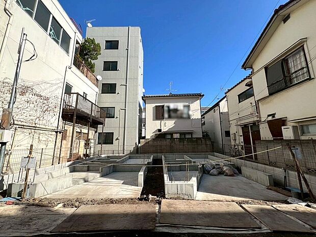 【前面道路含む外観】【現地】(2025年12月)撮影全2区画での分譲。家族のスタイルに合わせて選べるプランをご用意しております。