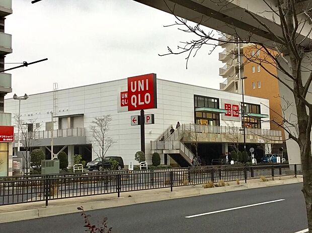ユニクロ足立入谷店（約420m）