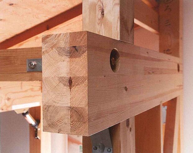 【構造】品質や強度が安定した集成材は、体育館などの大型建築物にも採用されることが多い建材です。しっかりと乾燥させ、含水率を落とした板を重ねて圧着するので割れや狂いが少なく、長期にわたり高い強度を保持します。種類も豊富な集成材の中から、部位ごとに最適なものを厳選して使用しています。