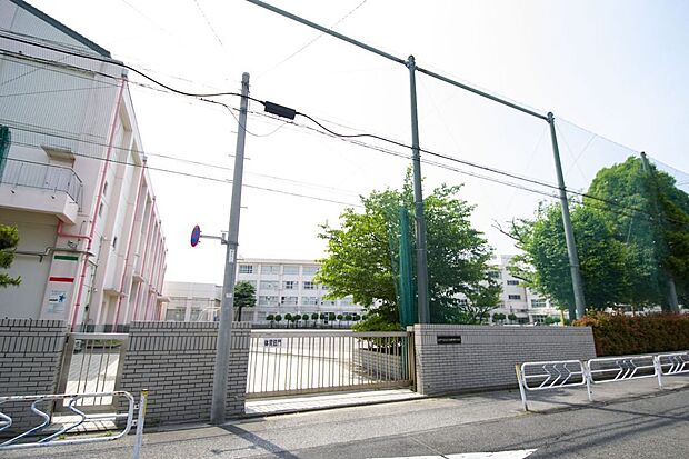 江戸川区立小岩第四中学校(約530m)