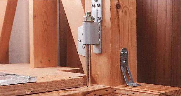 【構造】建物の柱と基礎、柱と梁を強固に緊結する「ホールダウン金物」。直下型地震時などに、柱が土台や梁から引き抜かれることの防止にも効力を発揮。大切な接合部を1ヵ所1ヵ所強化することで、住まい全体の強度をアップしています。