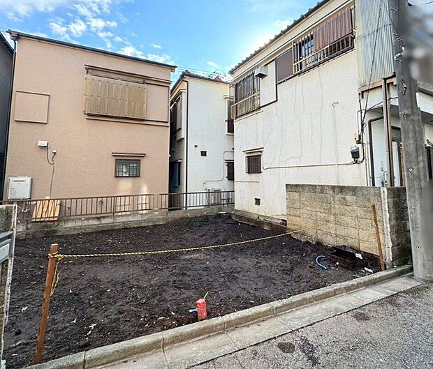 【前面道路含む外観】【現地】(2025年12月)撮影口が広いことで、光と風をしっかり取り込める開放的な住まい。車庫への出入りもスムーズで、車を使うご家族に嬉しい住環境が整っています。