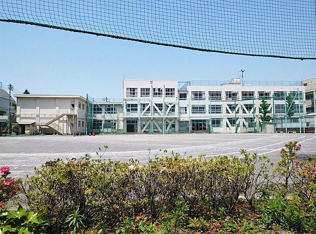 新宿区立牛込第一中学校(約850m)