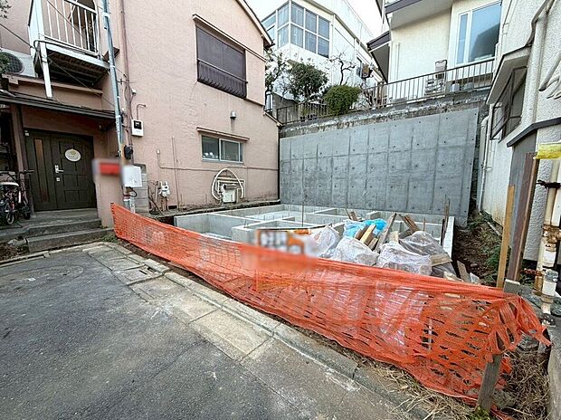 【外観】【現地】(2026年3月)撮影 間口にゆとりのある開放的な区画。採光をたっぷり取り込む、明るく伸びやかな住まいを実現。