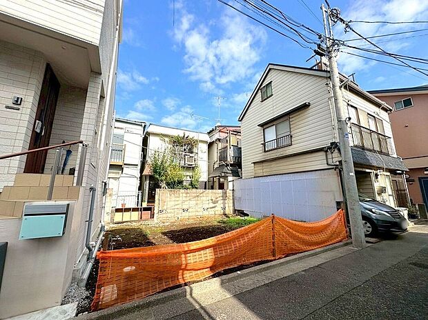 【前面道路含む外観】【現地】(2026年1月)撮影 杉並区方南の整形地。暮らしやすい落ち着いた住環境。