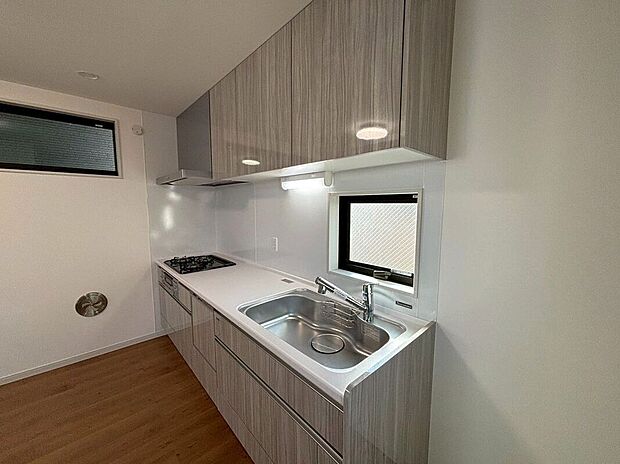 【キッチン】【キッチン】(2026年3月)撮影:2号棟落ち着いたカラーと上質な質感が調和する空間。使いやすさと美しさを両立した、モダンなキッチンです。