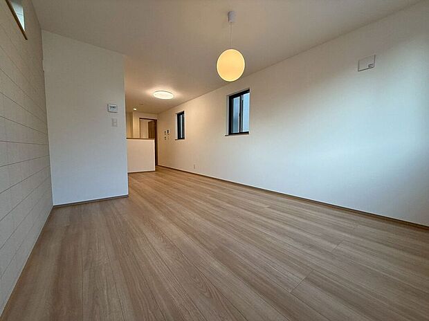 【リビング】【リビング】(2026年4月)撮影明るく落ち着いた印象のリビング。シンプルなデザインでインテリアを楽しめる、居心地の良い空間です。