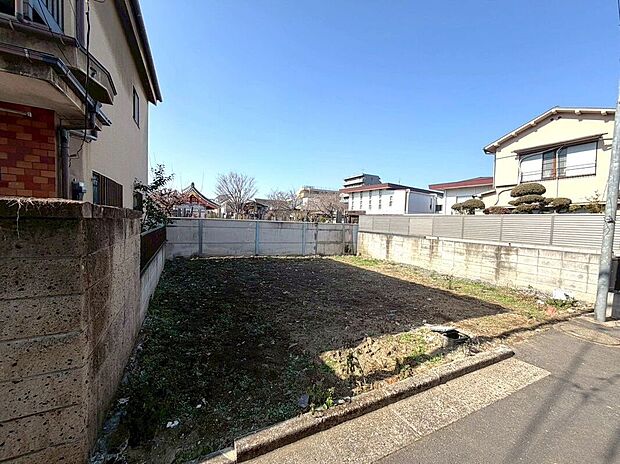 【前面道路含む外観】【現地】（2026年4月）撮影暮らしの質を高める、整った街区と開放感のある住まいです。