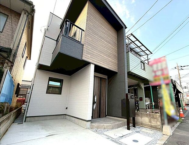 【前面道路含む外観】【外観】(2026年4月)撮影日当たりの良い開放的な外観。シンプルで飽きのこないデザインが魅力です。