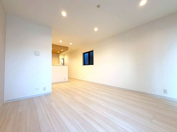 【リビング】【リビング】(2026年4月)撮影家族の会話が弾む広々リビング。開放感と温もりを感じる空間設計で、毎日の暮らしを心地よく彩ります。