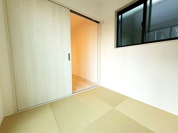 【室内】【室内】(2026年4月)撮影日本ならではの落ち着きと温もりを感じられる和室で、忙しい毎日にほっと一息つける時間を