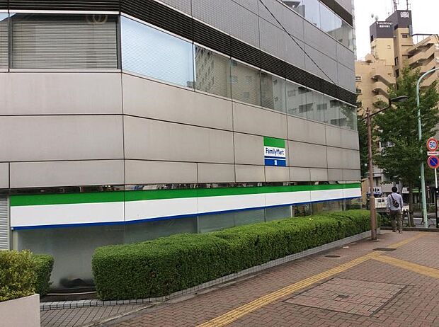 ファミリーマート 護国寺駅前店(約300m)