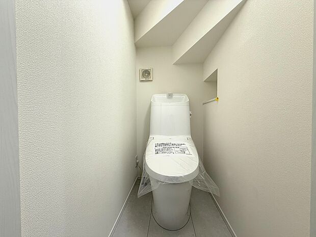 【トイレ】【トイレ】(（2026年6月）撮影  白を基調とした清潔感あふれるトイレ。上質なデザインで、毎日使う空間に心地よさと快適さをプラスします。
