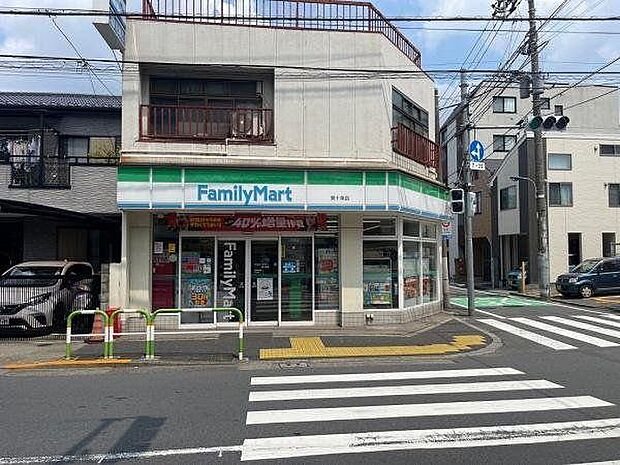 ファミリーマート東十条店(約200m)