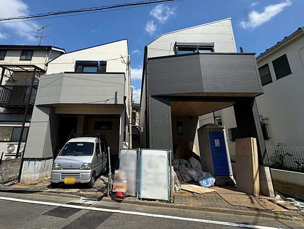 【現地外観写真】【外観】（2026年10月）撮影  2棟それぞれが個性を持ちながら、街並みに美しく調和する外観デザイン。  