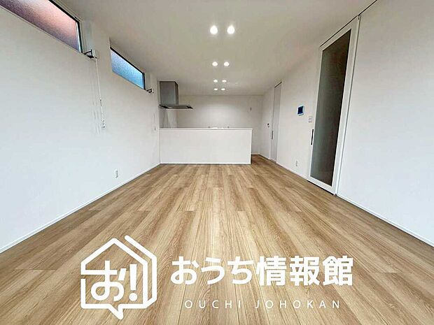 現地写真（リビング）
フローリング材には、木目、色調など木材特有の風合いがあり、ナチュラルな美しさになっています。