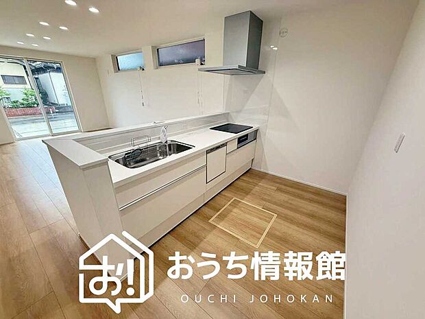 現地写真（キッチン）
収納たっぷりのシステムキッチン、浄水器付水栓を標準装備しています。