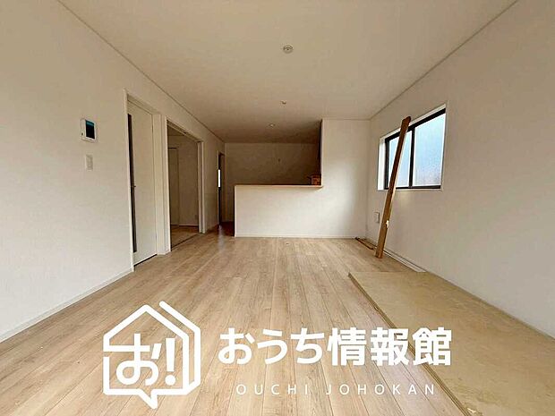 フローリング材には、木目、色調など木材特有の風合いがあり、ナチュラルな美しさになっています。