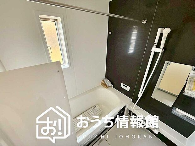 浴室暖房乾燥機付き。1坪タイプで広々です。