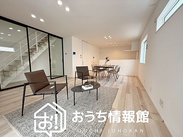 現地写真(リビング)
フローリング材には、木目、色調など木材特有の風合いがあり、ナチュラルな美しさになっています。