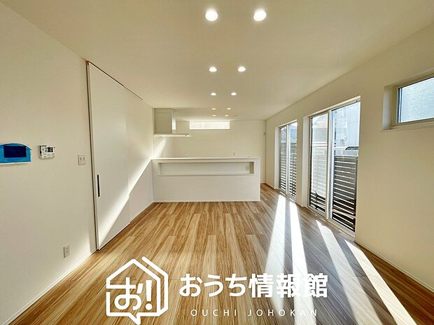 現地写真（リビング）
フローリング材には、木目、色調など木材特有の風合いがあり、ナチュラルな美しさになっています。