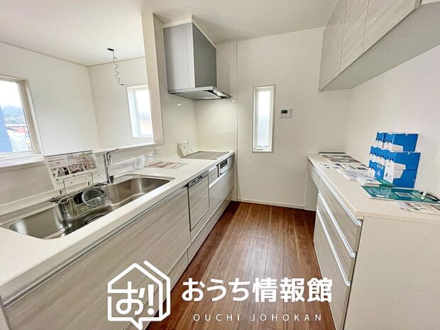 現地写真（キッチン）
収納たっぷりのシステムキッチン、浄水器付水栓を標準装備しています。