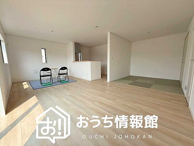 現地写真（リビング）
フローリング材には、木目、色調など木材特有の風合いがあり、ナチュラルな美しさになっています。