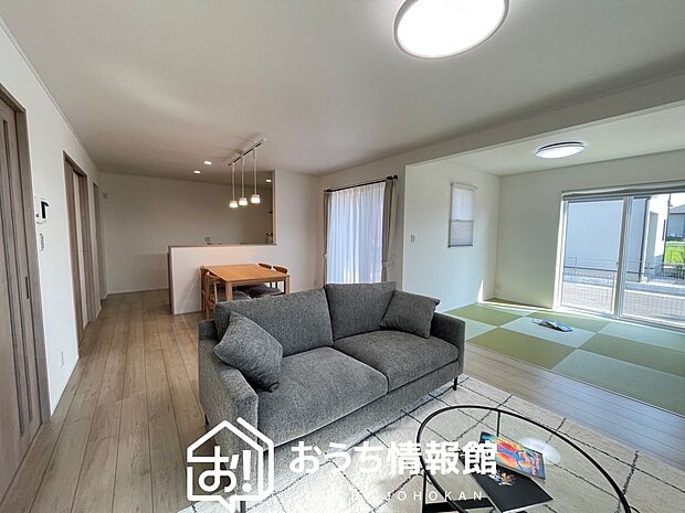 現地写真（リビング）
フローリング材には、木目、色調など木材特有の風合いがあり、ナチュラルな美しさになっています。
