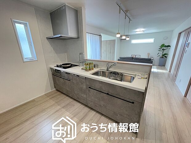 現地写真（キッチン）
収納たっぷりのシステムキッチン、浄水器付水栓を標準装備しています。
