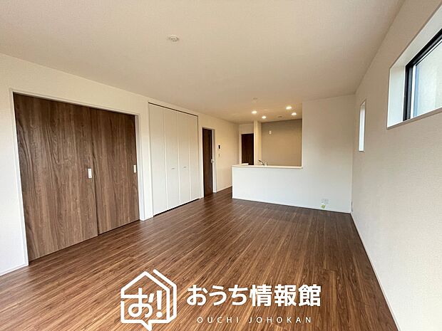 現地写真（リビング）
フローリング材には、木目、色調など木材特有の風合いがあり、ナチュラルな美しさになっています。
