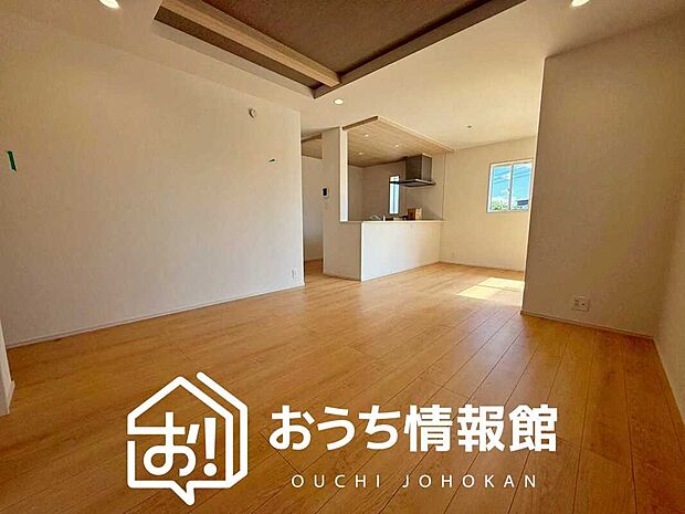 現地写真（リビング）
フローリング材には、木目、色調など木材特有の風合いがあり、ナチュラルな美しさになっています。
