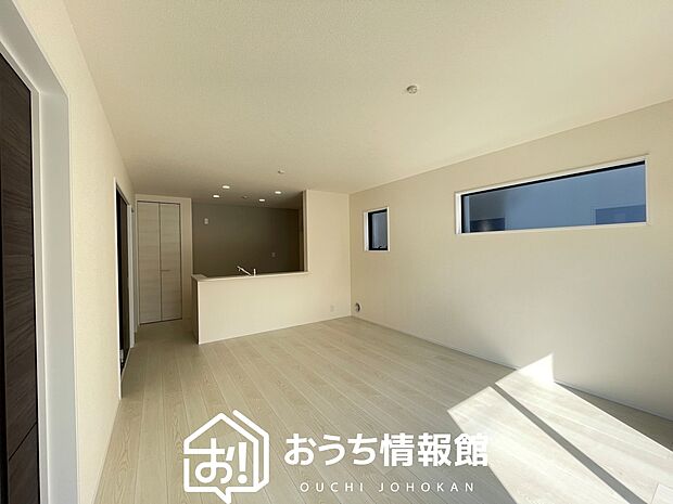 現地写真(リビング)
フローリング材には、木目、色調など木材特有の風合いがあり、ナチュラルな美しさになっています。