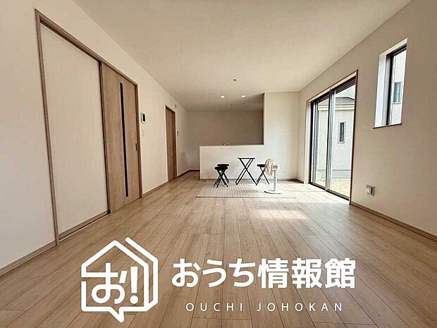 現地写真（リビング）
フローリング材には、木目、色調など木材特有の風合いがあり、ナチュラルな美しさになっています。
