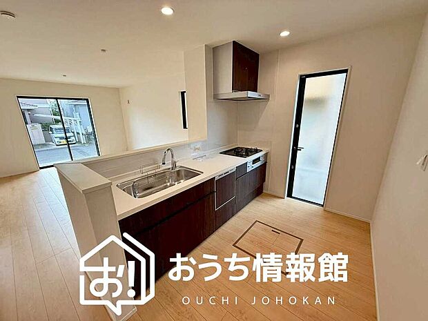 現地写真(キッチン)
収納たっぷりのシステムキッチン、浄水器付水栓を標準装備しています。