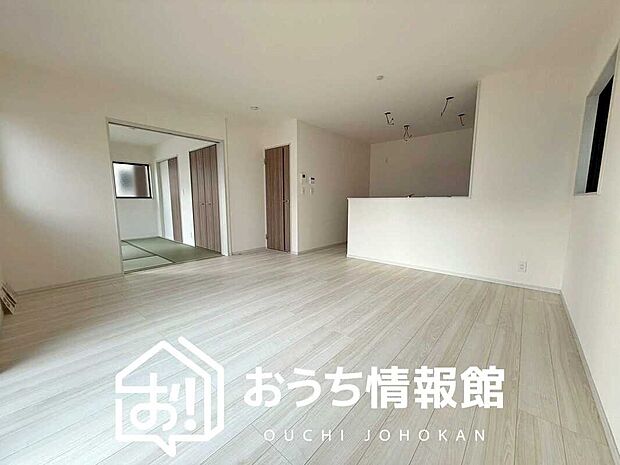 現地写真（リビング）
フローリング材には、木目、色調など木材特有の風合いがあり、ナチュラルな美しさになっています。