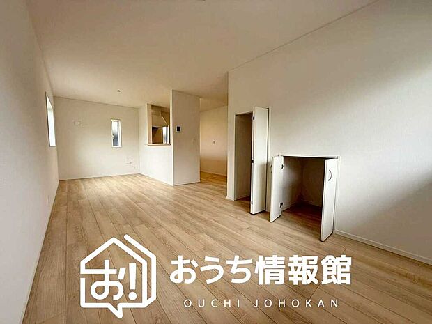 現地写真（リビング）
フローリング材には、木目、色調など木材特有の風合いがあり、ナチュラルな美しさになっています。