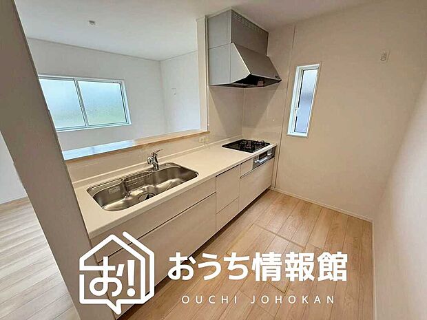 現地写真（キッチン）
収納たっぷりのシステムキッチン、浄水器付水栓を標準装備しています。