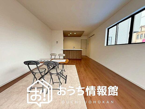 現地写真（リビング）
フローリング材には、木目、色調など木材特有の風合いがあり、ナチュラルな美しさになっています。
